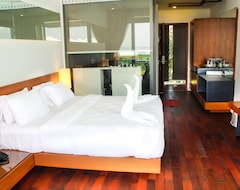 Resort StayVista at The Rain - River Villa with Infinity Pool (Kottayam, India)
