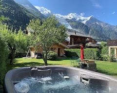 Hotel Chalet Avec Jacuzzi Vue Sur Le Massif Du Mont Blanc. Proche De Chamonix Centre (Chamonix-Mont-Blanc, Francuska)