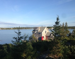Entire House / Apartment Waterfront Cottage On The Lahave Islands (LaHave, Canada)