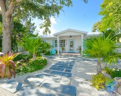 Tüm Ev/Apart Daire A Wave From It All - New Luxury Renovated Home Heated Pool Cabana Hammock Walk To Beach (Anna Maria, ABD)