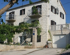 Aparthotel Apartments Jelka (Sutivan, Hrvatska)