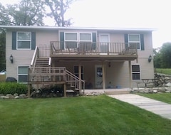 Entire House / Apartment This  4 Yr Old Lakefront Two Story Walkout  Home Includes 5 Bedrooms, 3 Bathroom (New London, USA)