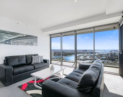 Entire House / Apartment ♦️ Circle On Cavill – 3 Bedroom Sub Penthouse Spa — We Accommodate (Surfers Paradise, Australia)
