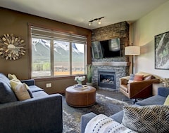 Khách sạn Stoneridge 303 | Luxe Resort Condo - Heated Outdoor Pool & Hot Tub (Canmore, Canada)