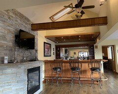 Entire House / Apartment Large 9 Bed 10 Bath Private Lodge, 1.5 Miles To Hunter Mountain W/ Bar & Games (Hunter, USA)