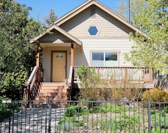 Entire House / Apartment Chestnut Cottage Downtown Full Mountain View And Close To Everything! (Mount Shasta, USA)