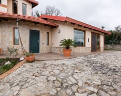 Toàn bộ căn nhà/căn hộ Valley-view Villa In San Mango Daquino With Jacuzzi (Motta Santa Lucia, Ý)