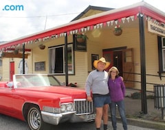 Hotel Blackball's Inn & 08 Cafe (Barrytown, New Zealand)