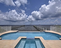 Tüm Ev/Apart Daire New! Lavish Waterfront Home W/ Pool & Shared Dock! (Apollo Beach, ABD)