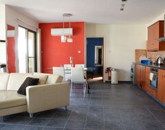 بيت/شقة 2-bed 2-bath luxury apartment with Shared Pool, A/C, Wifi (لارنكا, قبرص)