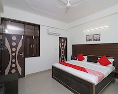Khách sạn OYO 12493 Hotel Taaz Comfort Inn (Vrindavan, Ấn Độ)