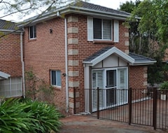 Koko talo/asunto 2 X Bedroom House With Private Entrance. (Sydney, Australia)