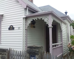 Entire House / Apartment Pecks On Pine Victorian Cottage (Hobart, Australia)