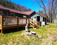 Koko talo/asunto Adirondack Emerald River House Camp (Elizabethtown, Amerikan Yhdysvallat)
