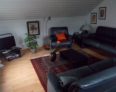 Koko talo/asunto 2-Room Apartment In A Family House With Garden, Near The North Sea, Small. Stichstr., Calm (Husum, Saksa)