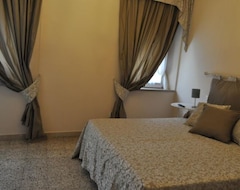 Bed & Breakfast Le Finestre Sul Borgo Rooms (Peschiera del Garda, Italia)