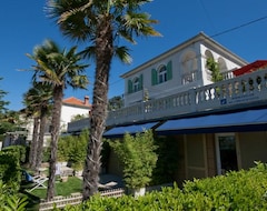 Khách sạn Apartments Pavi (Dobrinj, Croatia)