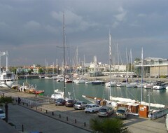Apart Otel Apartment 41 M2, With Garage, View Of The Port, Aquarium Area, Near Train Station. (La Rochelle, Fransa)