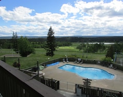 Khách sạn 108 Golf Resort (100 Mile Ranch, Canada)