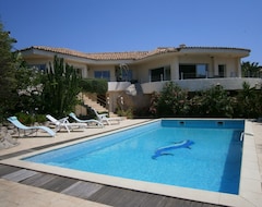 Hôtel Villa Ruscana et sa piscine à 500m du Golfe de Pinarello (Zonza, France)