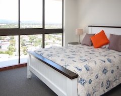 Khách sạn Broadwater Shores Waterfront Apartments (Runaway Bay, Úc)