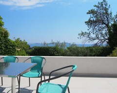 Koko talo/asunto Large New Apartment With Sea View (Carqueiranne, Ranska)