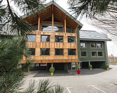 Hotel Les Cabanes de la Maison Rouge (Chambéry, France)