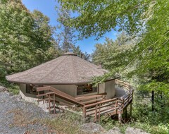 Entire House / Apartment Pet Friendly Mushroom Park Roundhouse W/updated Kitchen And Wraparound Deck (Banner Elk, USA)