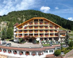 Khách sạn Hotel Cesa Tyrol (Canazei, Ý)