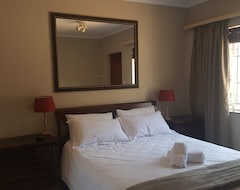 Khách sạn 8 Ibis Lane Guest House (Fourways, Nam Phi)