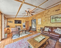 Toàn bộ căn nhà/căn hộ Cozy Getaway On Center Hill Lake W/ Treetop Decks (Smithville, Hoa Kỳ)