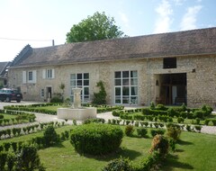 Tüm Ev/Apart Daire Offering an outdoor pool and a table d'hote menu upon request, Maison Rioufol is located in Creys. Free WiFi access is available.Each room here will p (Creys-Mépieu, Fransa)