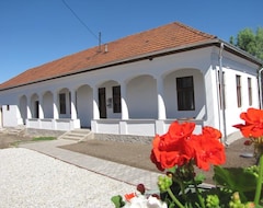 Khách sạn Heni Vendeghaza (Nagybarca, Hungary)