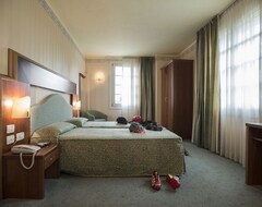 Khách sạn Phi Hotel Astoria (Susegana, Ý)
