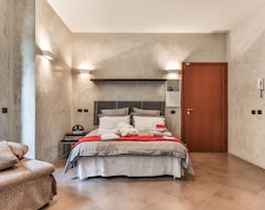 Hotel San Babila Suite (Milan, Italy)