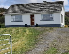 Tüm Ev/Apart Daire Elevated Site In Peaceful Donegal. This Bright Cottage With Fantastic Sea Views (Ardara, İrlanda)