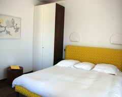 Hotel Bb 12 Luberon Chambres Dhotes Contemporaines (Cabrieres d'Avignon, France)