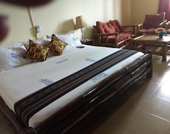 Khách sạn Queens Hotel (Tema, Ghana)