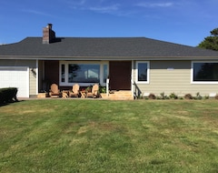 Entire House / Apartment Ranch Style. Great Ocean Views. Centrally Located. (Crescent City, USA)