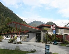 58 On Cron Motel (Franz Josef Glacier, New Zealand)