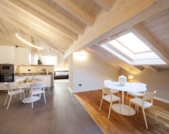 Toàn bộ căn nhà/căn hộ Liszt Attic By Klabhouse-modern 2br-4pax- W/aircond (Bellagio, Ý)