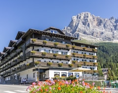 Khách sạn Hotel Colfosco (San Martino di Castrozza, Ý)