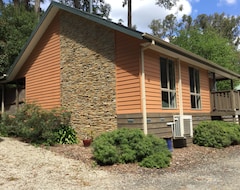 Khách sạn Emerald Creek Cottages (Emerald, Úc)