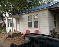 Entire House / Apartment Prairie Grove Cottage - Relax, Shop, Play, Learn And Call The Hogs! (Prairie Grove, USA)