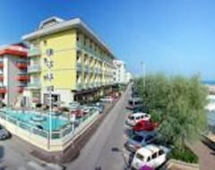 Khách sạn Club (Riccione, Ý)