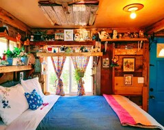 Hele huset/lejligheden Fairy Tale Cabin - A Private Getaway To Your Childhood (Eldon, Canada)