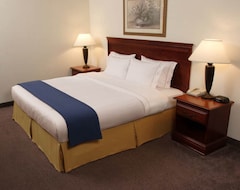 Hotel Kilmarnock  & Suites (Kilmarnock, USA)