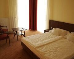 Khách sạn Hotel Falukozpont (Monor, Hungary)