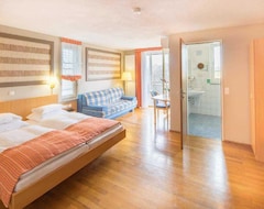 Khách sạn Double Room With Toilet And Shower / Bath - Hotel Classic (Freiburg, Đức)