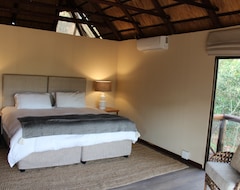 Hotel Makhasa Private Game Lodge (Hluhluwe, South Africa)